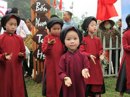 Truyền dạy hát Xoan cho thế hệ trẻ.